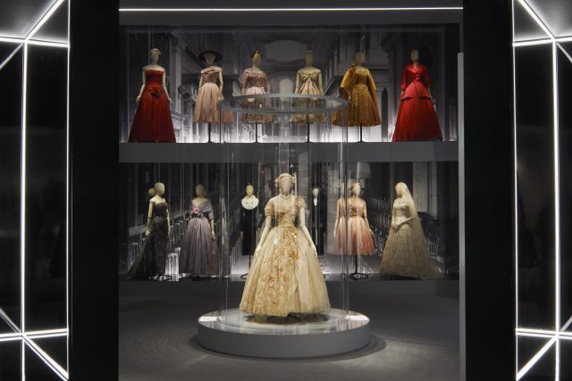 英國最大型 Dior 展覽｜倫敦 V&A 博物館 Designer of Dreams
