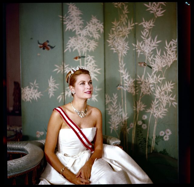 既是影后也是皇妃 Grace Kelly：摩納哥王室借出服飾澳門展出