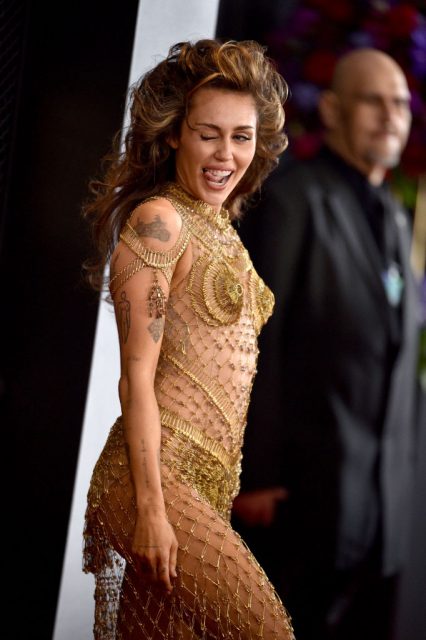 Style File︰Miley Cyrus盡現巨星風範！格林美獎一連換4套造型，拿著Gucci竹節袋領「年度製作」大獎⋯⋯