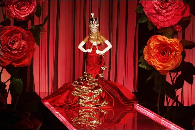 經典回顧：Dior by John Galliano 無法超越的戲劇化高訂時裝