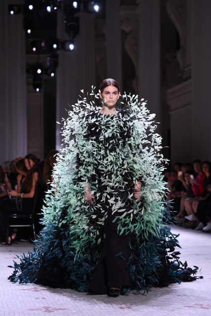 「破格的貴族」穿越不完美的城堡來到現代 | Givenchy Fall 2019 Couture