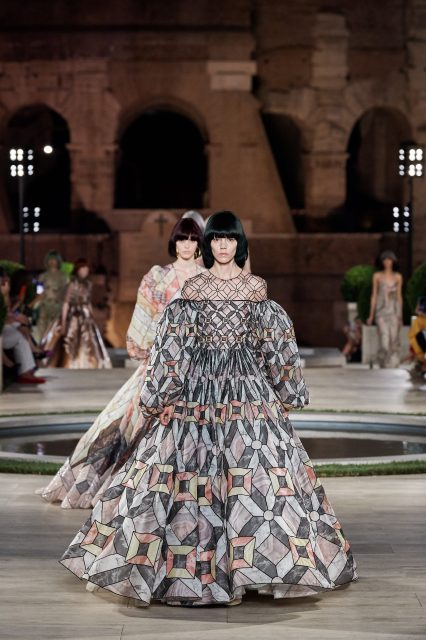 永恆之城再現羅馬榮光，與Karl Lagerfeld走過每一年 | Fendi Fall 2019 Couture