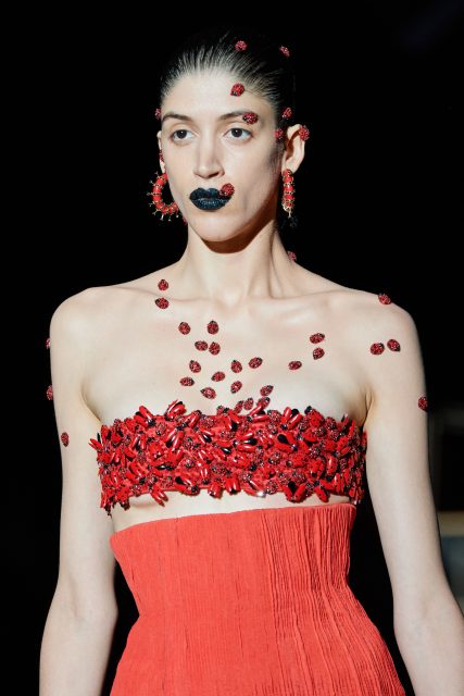 可能是最美的唇妝：Schiaparelli以閃石唇把模特兒變成「行走的珠寶」