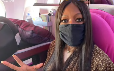 Naomi Campbell 在飛機內第一時間會做的事是甚麼？