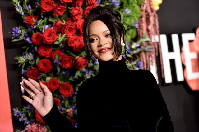 等不到 Rihanna 的音樂專輯，卻迎來她利用五年時候籌備的《Rihanna》自傳