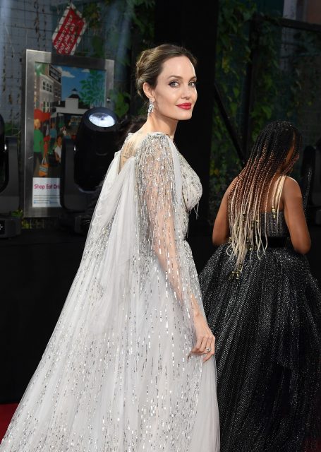 Angelina Jolie 的完美紅唇秘密：不要用暖色調的紅色唇膏