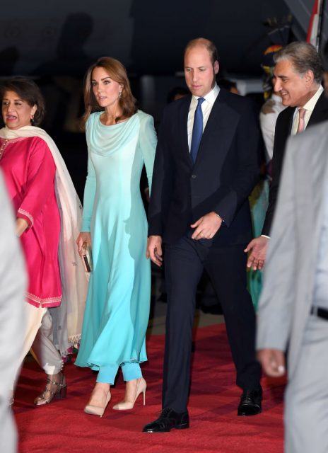 凱特Kate Middleton再度向戴安娜王妃致敬：以相似傳統打扮出訪巴基斯坦