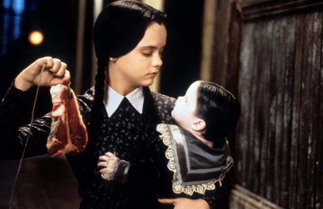 萬聖節經典重溫：真人版《愛登士家庭》The Addams Family 的暗黑時尚