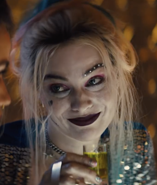 萬聖節扮「小丑女2.0」！Margot Robbie憑閃石眉毛妝打造華麗高貴的Harley Quinn造型？