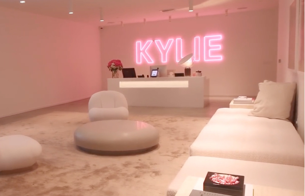 Kylie Jenner是粉紅控嗎？Kylie Cosmetics的辦公室猶如一個粉紅色世界