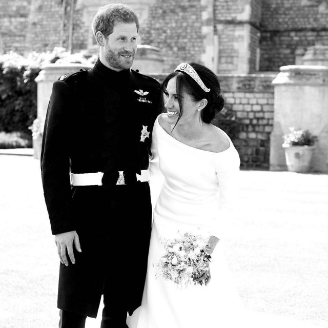 梅根和哈里王子訂婚兩週年：首度披露未公開的結婚照