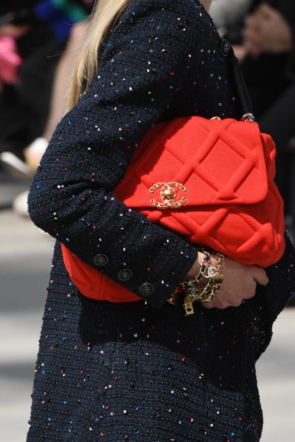 最強手袋趨勢：由迷你進化成oversize！Chanel 推出 19 手袋系列，極大容量和放大菱格成為今季It bag