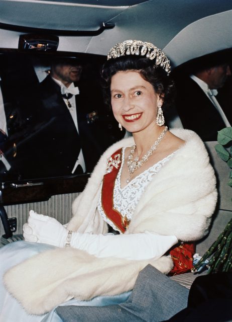#SustainabilityInVogue 原來英女王一直是可持續時尚擁護者？首位棄用真皮草的皇室成員