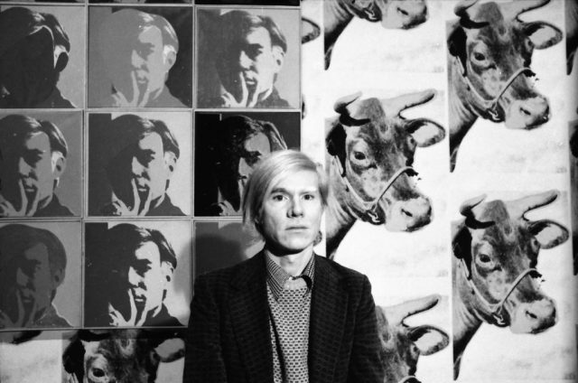 為提升大家對世界愛滋病日的關注，Andy Warhol 博物館宣布將博物館變成血紅色