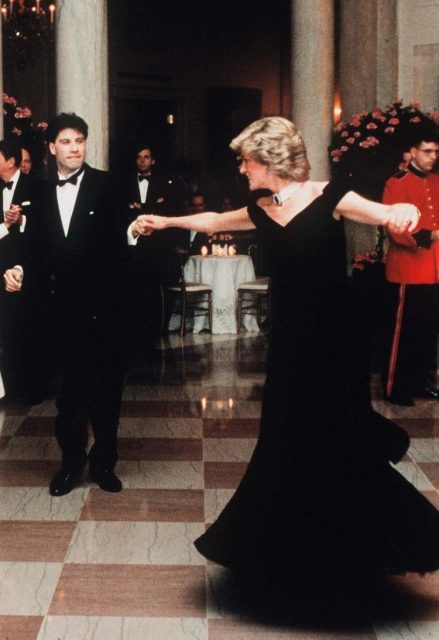 戴安娜王妃白宮晚宴上的 “Travolta Dress” 拍賣，她還有哪些經典裙子？