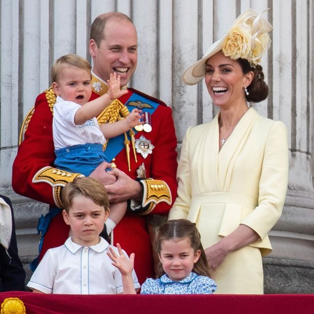 2019皇室聖誕卡流出：印有 Kate Middleton、Prince William 一家五口藍色主題甜蜜照