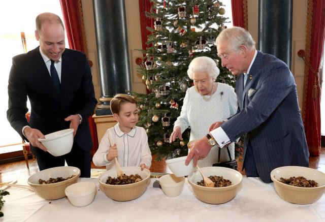 六歲Prince George首次正式執行皇室任務：與英女皇一同製作聖誕節布丁