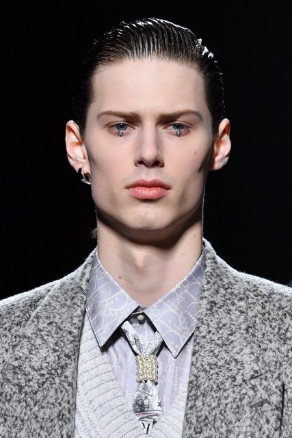 Dior 男裝時裝展：Peter Philips 俏皮設計將開啟男裝妝容潮流