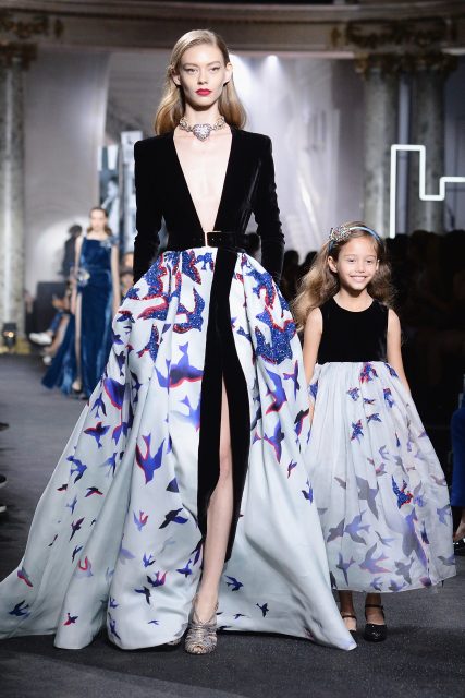 童裝是下個奢華時尚戰場？Elie Saab 以刺繡、亮片、皮革打造童裝系列