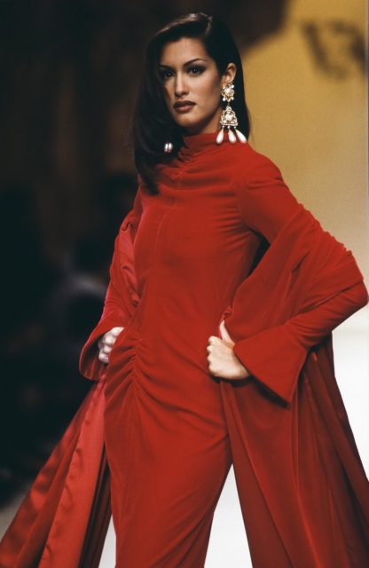 經典回顧：慶祝 Valentino Garavani 先生91壽辰，細數那抹「Valentino Red」的經典紅色裙裝