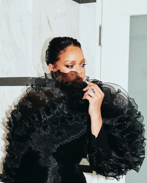 Oscars 晚會上，全場焦點是Rihanna身上的Alexandre Vauthier裙？