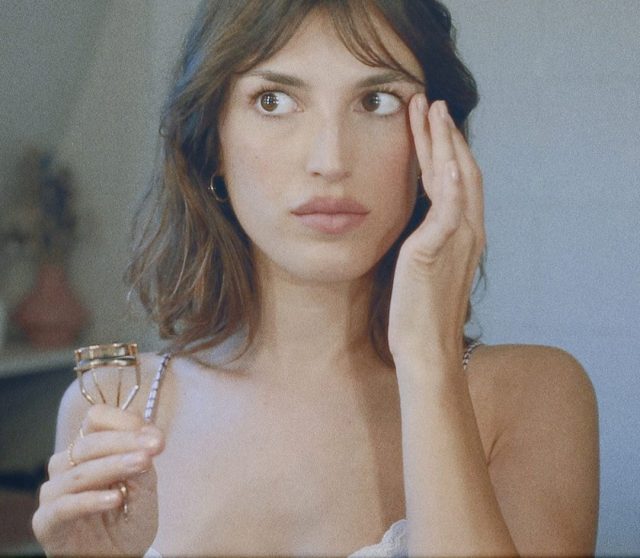 Jeanne Damas三步曲示範法式眼妝：個人品牌Rouje推出復古金色新妝品