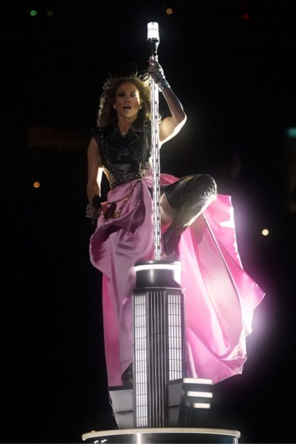Jennifer Lopez在Superbowl中場表演所穿的，當然是Versace吧！