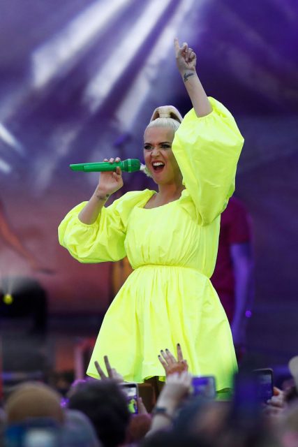 懷孕 Katy Perry 以 Valentino 螢光短裙現身澳洲叢林大火慈善音樂會