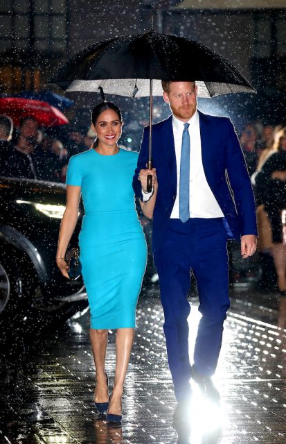 哈里王子、梅根上演皇室版雨中漫步，時尚情侶裝盡現唯美造型