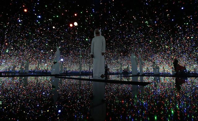 足不出戶也能觀賞 日本當代傳奇藝術家 草間彌生 Yayoi Kusama 著名的《Infinity Mirrored Room》