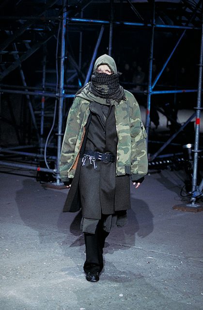 2001秋冬 Raf Simons 最經典 Riot! Riot! Riot! 時裝騷片段，終於出土上網任看