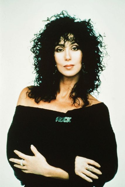 這36張照片展示時尚偶像 Cher 的嘻皮魅力：六件你要知道關於Cher的事