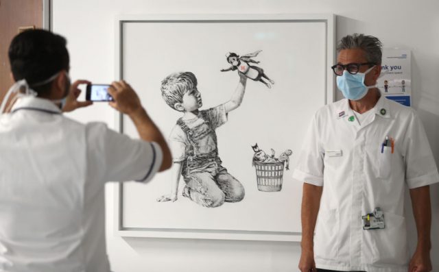 街頭藝術家 Banksy 新作捐贈給英國醫院，讚美醫護是英雄