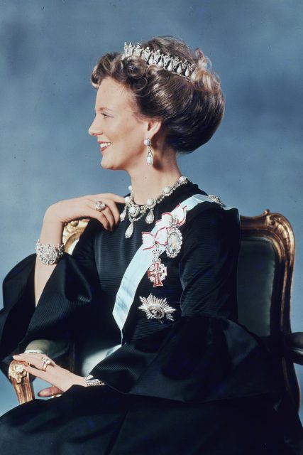 擁有考古學位的丹麥女皇瑪格麗特二世，是隱世華麗時尚高手