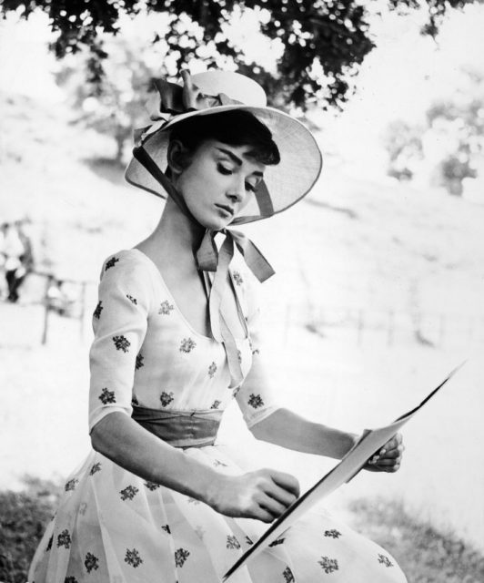 16張照片，回看女神柯德莉·夏萍 Audrey Hepburn 經典夏日造型