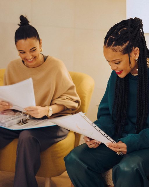 Rihanna推出Fenty與「金字塔鞋跟」設計師 Amina Muaddi 聯乘系列｜帶來女強人與建築美學的化學反應