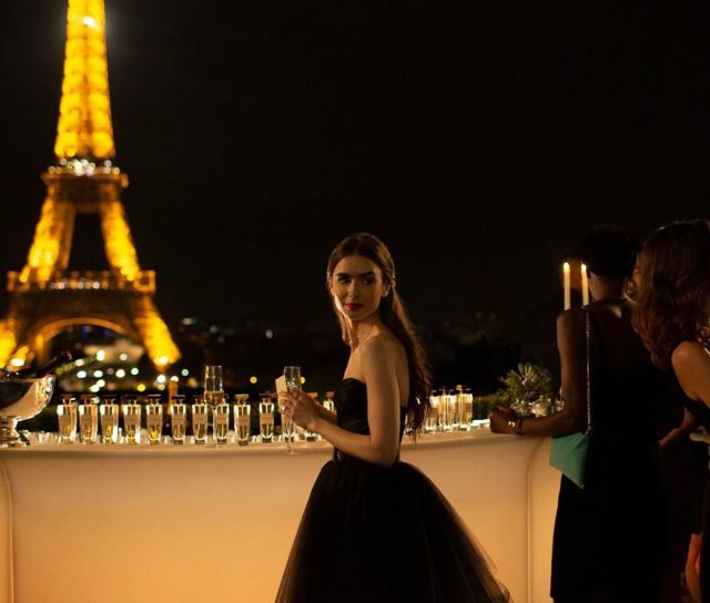 Lily Collins分享《Emily in Paris》首張劇照，《Sex and the City》去到巴黎？