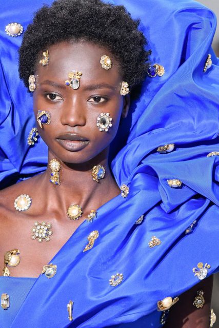 由Dior埃及造型，到Schiaparelli的狂想珠寶曲：回顧12個最驚豔的高級訂製時裝妝容