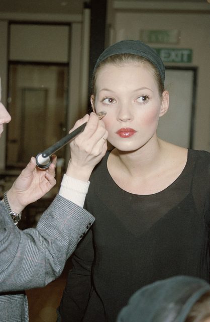 專訪Kate Moss的全面美容心得：「拍攝時以小辮子拉起皮膚，有瘦面作用！」