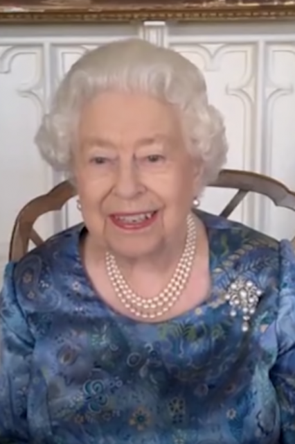 英女王的Zoom會議造型，明顯比你的更好看