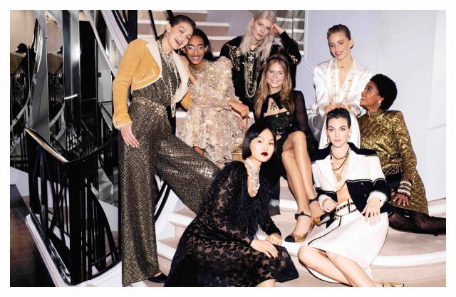 Sofia Coppola 在鏡面樓梯取景廣告，映照 Chanel Metiers d’art 2020 傳奇靈感