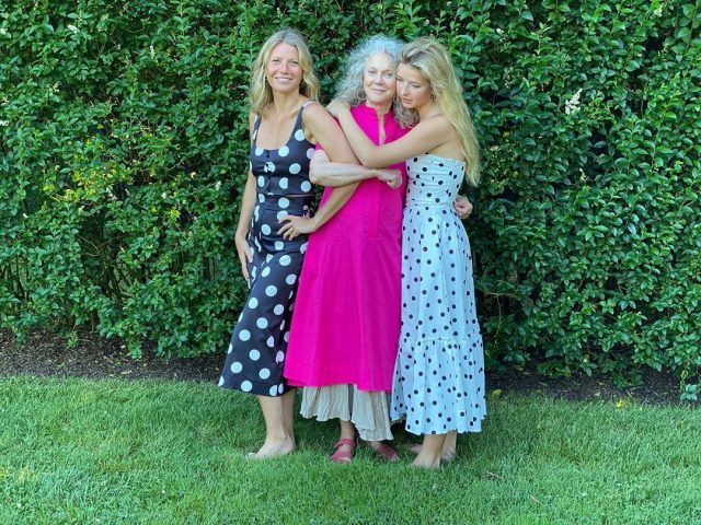 Gwyneth Paltrow 與母親女兒三代同堂穿上時尚裙裝，展示夏日最美姿態