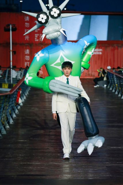 吳亦凡背2米高玩偶壓軸行騷！Louis Vuitton上海2021春夏時裝展播放量近2千萬