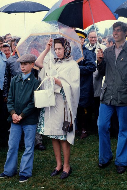 雨天專家非英國王室莫屬！20張照片看王室如何優雅應對下雨天