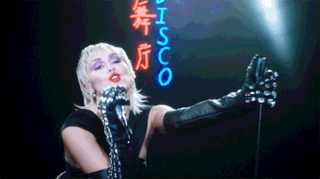Miley Cyrus空降自導MV《Midnight Sky》，上演真性情搖滾女王的叛逆70年代風格