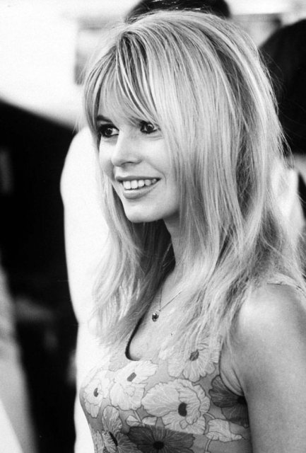 17張Brigitte Bardot碧姬芭鐸性感相片 細看她的嫵媚髮型