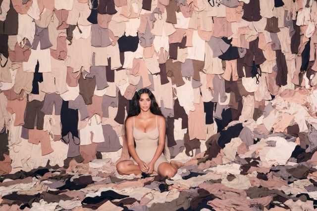 Kim Kardashian 塑身內衣 Skims 踏入一週年：時尚廣告呈現多樣性的震撼視覺