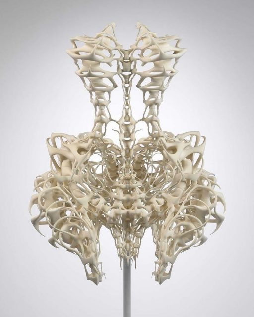 Iris van Herpen 9年前推出震驚全球的3D打印「骨骼裙」，終於能在 The Met 親眼看到