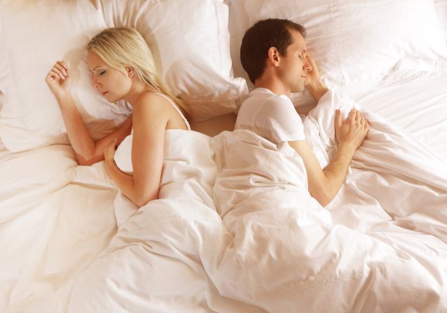 伴侶打鼻鼾、睡姿差異太大影響睡眠質素！7種方法學會與伴侶一起入睡