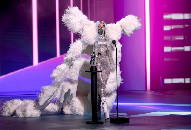 Lady Gaga 稱霸2020 MTV 音樂頒獎典禮，9個社交隔離造型設計震撼螢幕前你